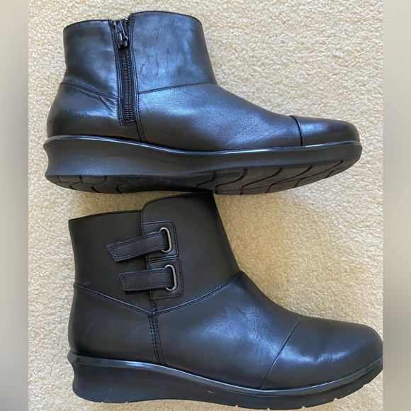 Clarks Hope Cody black leather booties size 7, like new - Picture 4 of 7